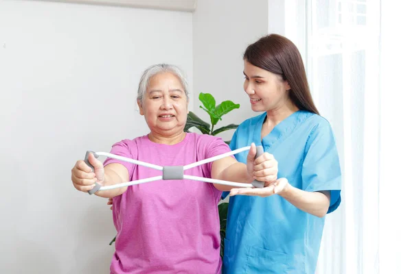 Profesyonel Fizyoterapist Yaşlı Kadın Hastalara Yardım Ediyor Bileklerini Çalıştırıyor Kaslarını — Stok fotoğraf