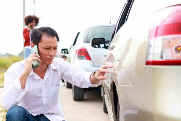 Hombre Asiático Estresado Conduciendo Coche Parte Posterior Del Coche Frente —  Fotos de Stock