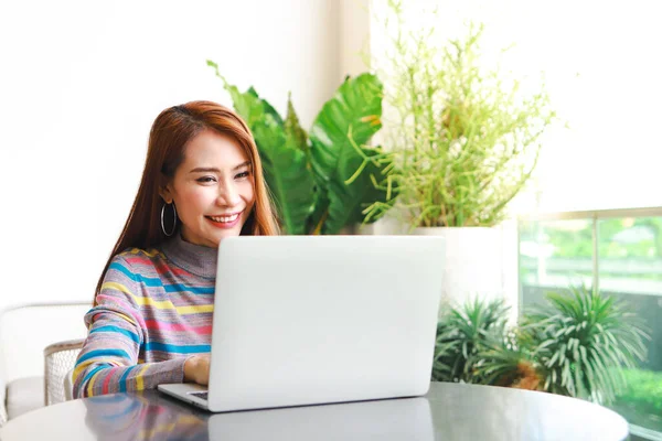 Mujer Asiática Sentada Trabajando Casa Sonriendo Feliz Concepto Negocio Línea —  Fotos de Stock