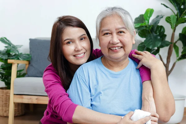 Portrait Daughter Elderly Asian Mother Smiling Happily Sit Cuddle Living — Stock Photo, Image