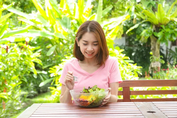 Femme Asiatique Bonne Santé Manger Salade Légumes Des Aliments Sains — Photo