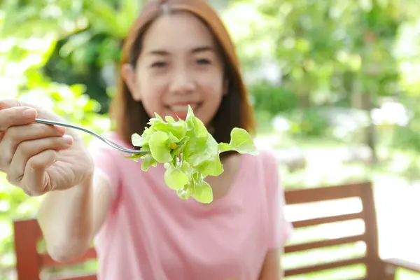 Gezonde Aziatische Vrouw Die Groentesalade Eet Gezonde Voeding Concept Gewichtsverlies — Stockfoto