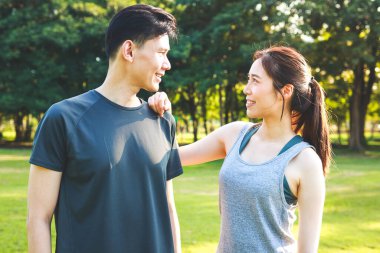 Sabahları parkta birlikte egzersiz yapan Asyalı çift güçlü ve sağlıklılar. Açık hava egzersiz konsepti, sağlık hizmetleri