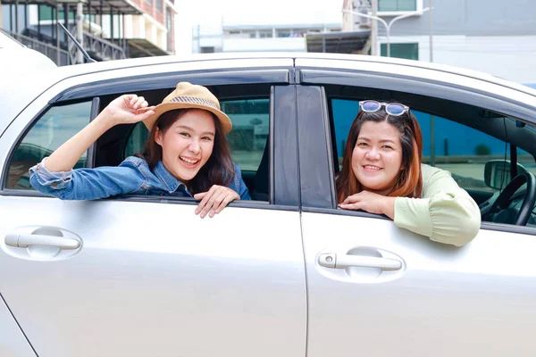 Dos Mujeres Asiáticas Están Conduciendo Coche Para Viajar Concepto Viaje —  Fotos de Stock