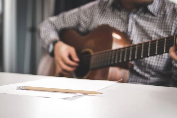 Gitar Enstrümanı Çalan Asyalı Erkek Müzisyenler Akustik Müzik Besteliyorlar Müzik — Stok fotoğraf