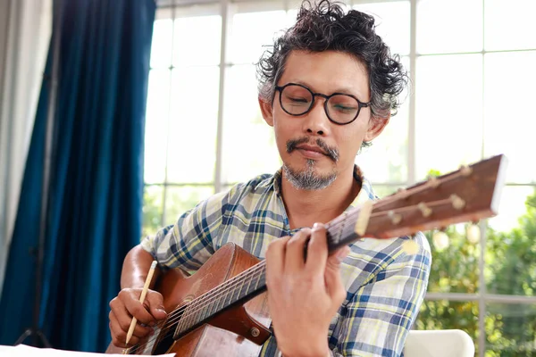 Asiatiska Manliga Musiker Sitter Gitarr Instrument Akustiska Och För Närvarande — Stockfoto