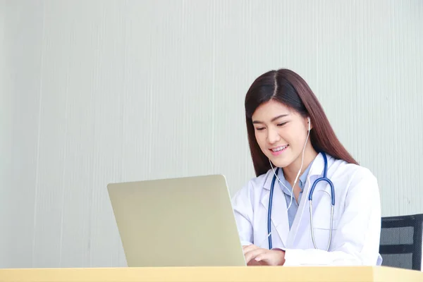 Ofiste Çalışan Güzel Bir Asyalı Kadın Doktor Dizüstü Bilgisayar Kullanıyor — Stok fotoğraf