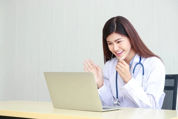 아름다운 아시아 의사가 노트북 컴퓨터 비디오를 사용하여 온라인 환자를 집에서 — 스톡 사진