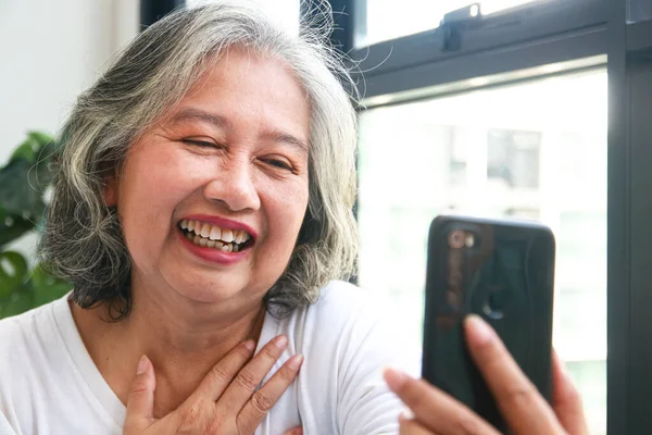 Asijské Starší Žena Šťastný Úsměv Drží Smartphone Chatování Online Sociální — Stock fotografie