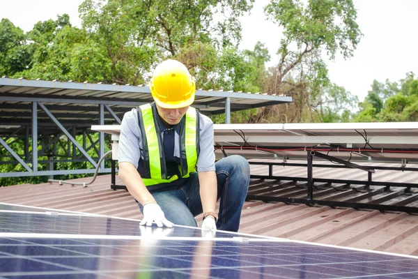 Asian Technicians Install Panels Solar Cells Produce Distribute Electricity Energy — Stock Photo, Image