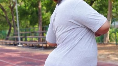 Kilo vermek ve vücudu güçlü ve sağlıklı yapmak için dışarıda egzersiz yapan şişman bir kadın. Spor konsepti, sağlık hizmeti