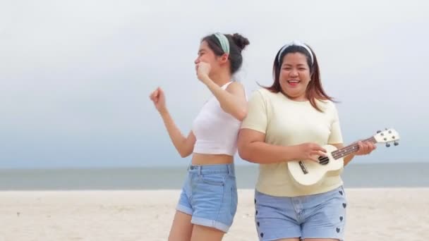 Deux Femmes Asiatiques Grasses Maigres Souriant Heureux Plage Mer Danse — Video