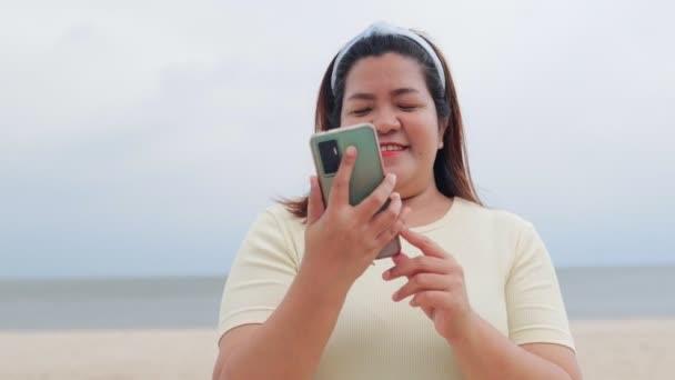Souriant Asiatique Grosse Femme Heureuse Mer Plage Tenant Smartphone Pour — Video
