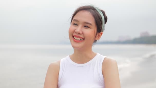 Retrato Uma Bela Mulher Asiática Sorrindo Feliz Praia Mar Desfrutando — Vídeo de Stock