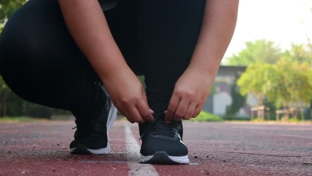 Grosse Femme Attachant Ses Lacets Pour Préparer Jogging Pour Perdre — Video