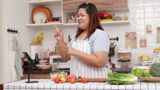 Dikke Aziatische Vrouw Koken Keuken Thuis Gelukkig Koken Online Videogesprekken — Stockvideo