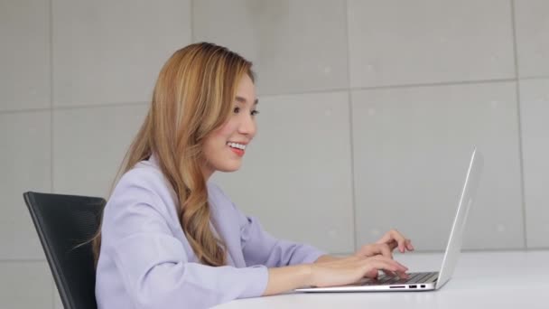 Mulher Negócios Asiática Escritório Sentado Uma Mesa Branca Usando Computador — Vídeo de Stock