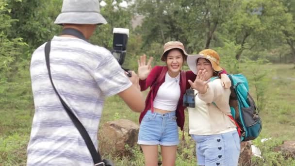 Doğada Seyahat Eden Yürüyüş Yapan Fotoğraf Çeken Asyalı Turist Grupları — Stok video