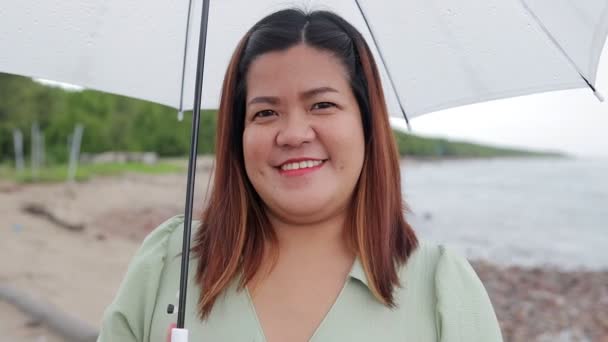 Mujer Gorda Asiática Sonriendo Feliz Sosteniendo Paraguas Blanco Para Viajar — Vídeo de stock