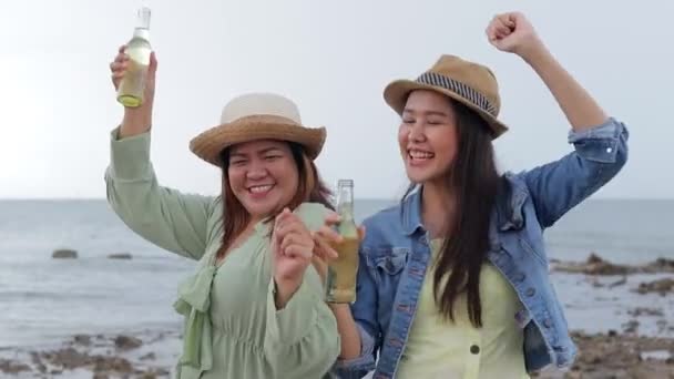 Dvě Asiatky Které Tančí Drinky Baví Mořské Pláži Plážové Párty — Stock video