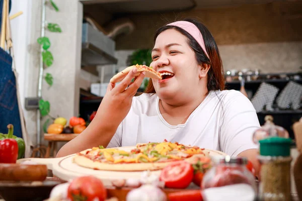 Ázsiai Kövér Szórakozik Eszik Pizza Eszik Azt Fűszeresen Konyhában Otthon — Stock Fotó