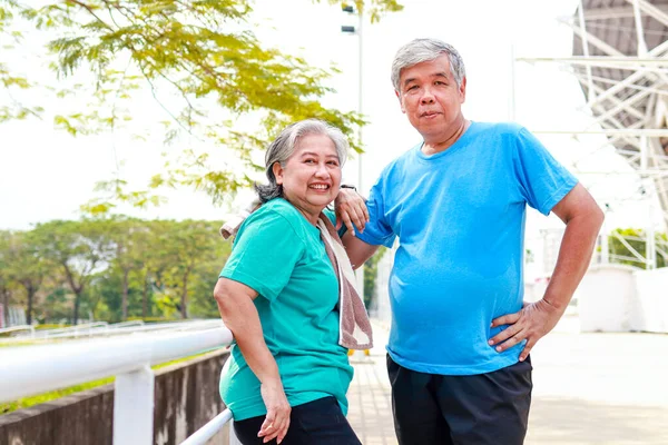 Asiática Pareja Ancianos Sonriendo Felizmente Después Hacer Ejercicio Aire Libre — Foto de Stock