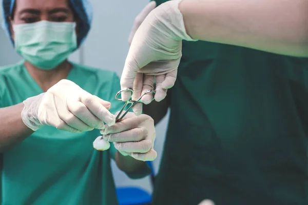 Equipo Médico Asiático Opera Paciente Acostado Una Cama Quirófano Concepto — Foto de Stock
