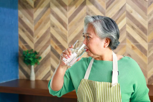 Zdravá Asijská Stařena Pitná Voda Pomáhá Posilovat Její Tělo Aby — Stock fotografie