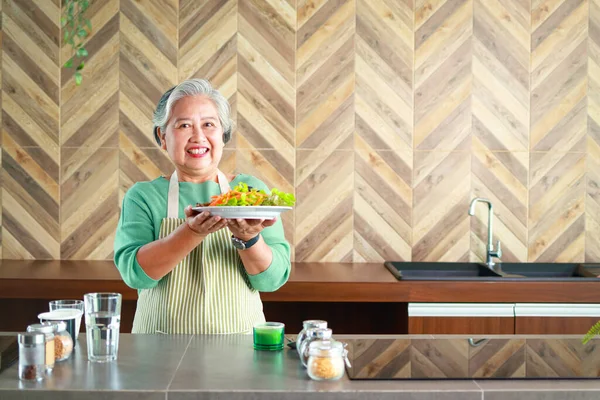 Aziatische Gezonde Oudere Vrouw Glimlachend Gelukkig Koken Van Haar Eigen — Stockfoto