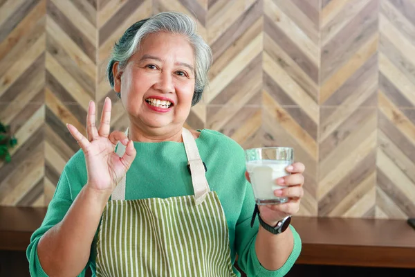 Aziatische Oude Vrouw Goede Gezondheid Glimlachend Helder Houden Van Een — Stockfoto