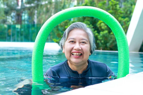 Senior Asijské Ženy Úsměvem Šťastný Dělá Fyzioterapii Vodoléčbou Rehabilitace Cvičení — Stock fotografie