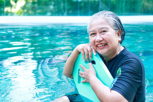 Senior Asijské Ženy Úsměvem Šťastný Dělá Fyzioterapii Vodoléčbou Rehabilitace Cvičení — Stock fotografie