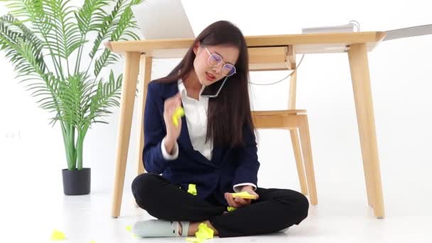 Evden Çalışan Asyalı Kadın Akıllı Telefondan Müşterilerle Konuşuyor Yoğun Stresinin — Stok video