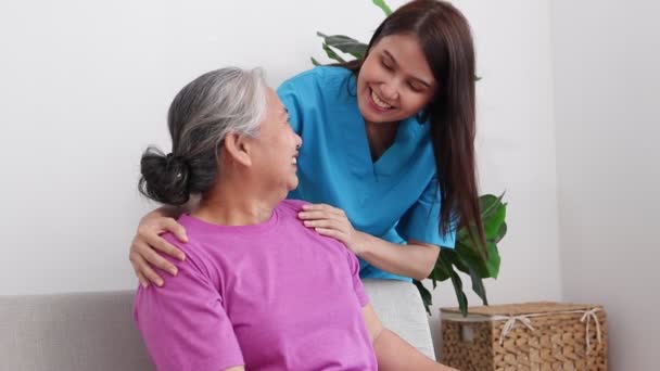 Női Orvos Vagy Gondozó Gondoskodjon Idősekről Szolgáltató Központban Orvosi Ellátás — Stock videók
