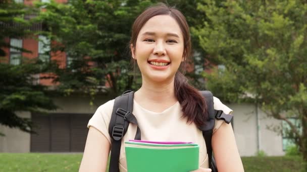 Όμορφη Ασιάτισσα Που Σπουδάζει Για Πτυχίο Στην Πανεπιστημιούπολη Κρατάει Ένα — Αρχείο Βίντεο