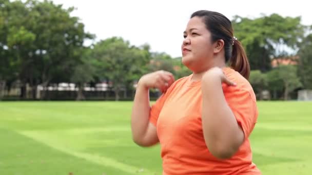 Wanita Asia Yang Berolahraga Luar Ruangan Halaman Meregangkan Otot Rotasi — Stok Video