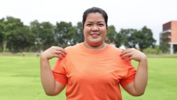 Dışarıda Çimlerde Egzersiz Yapan Asyalı Kadın Omuz Kaslarını Geriyor Spor — Stok video