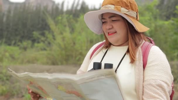 Азійка Яка Подорожує Природою Стоїть Дивиться Карту Подорожей Концепція Подорожей — стокове відео