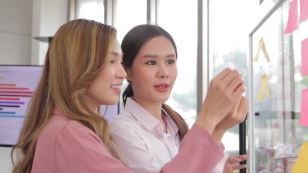 Bir Grup Asyalı Ofis Çalışanı Konferans Odasında Cam Bir Tahtaya — Stok video