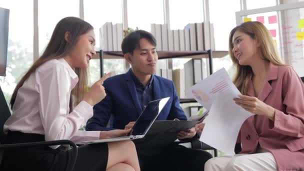 Grupul Oameni Afaceri Asiatici Care Lucrează Împreună Stau Într Întâlnire — Videoclip de stoc