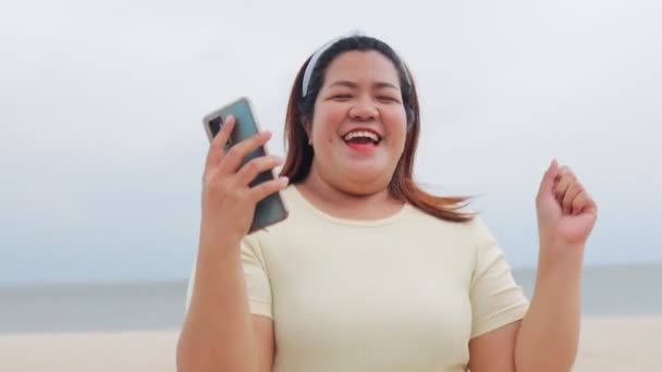 Sahilde Mutlu Bir Şekilde Gülümseyen Güzel Bir Asyalı Kadının Portresi — Stok video