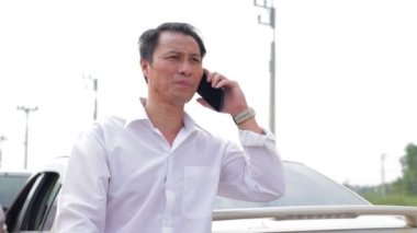 Sahilde mutlu bir şekilde gülümseyen güzel bir Asyalı kadının portresi sahilde eğleniyor ve yürüyor. Doğa turizmi kavramı hafta sonları dinlenir