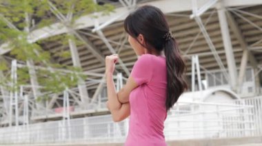 Genç Asyalı kadın sabah dışarıda egzersiz yapıyor. Spor yapmadan önce ısın. Spor konsepti, sağlık hizmetleri