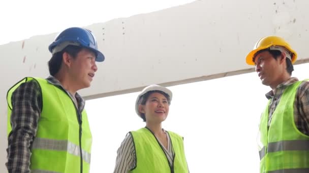 Architectes Les Ingénieurs Entrepreneurs Asiatiques Travaillent Main Dans Main Pour — Video