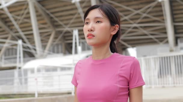 Mujer Asiática Joven Haciendo Ejercicio Aire Libre Mañana Calienta Antes — Vídeos de Stock