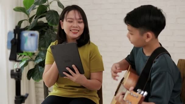 Семья Играет Музыку Азиатская Мать Сын Играющие Музыку Поют Играют — стоковое видео