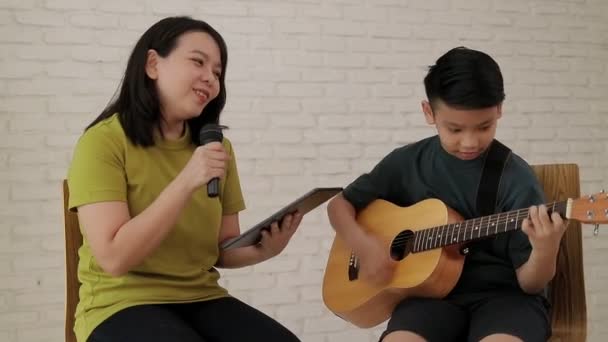 Familia Toca Música Madre Hijo Asiáticos Tocando Música Cantan Tocan — Vídeo de stock