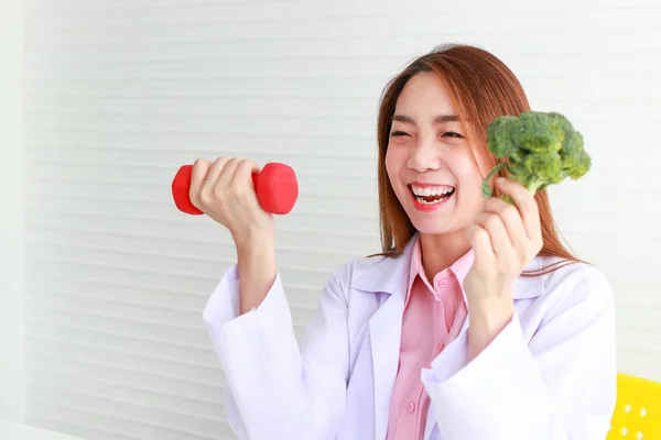 Portret Van Een Prachtige Aziatische Voedingsdeskundige Met Groene Groenten Rode — Stockfoto