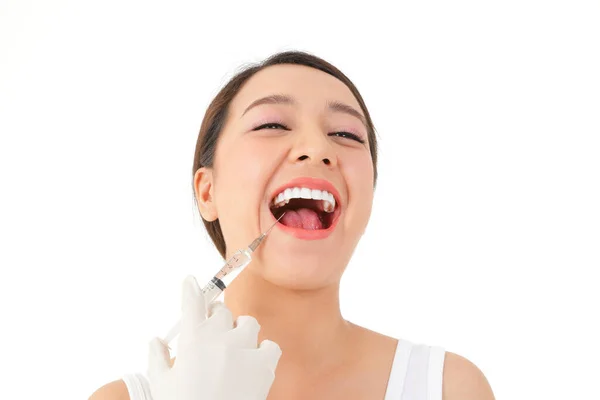 Azjatka Trzymająca Strzykawkę Wstrzykującą Lek Usta Koncepcja Piękna Białe Tło — Zdjęcie stockowe
