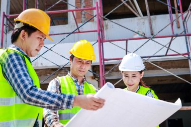 İnşaat alanında inşaat çizimleri yapan mimarlar, mühendisler ve müteahhitler. Endüstriyel kavram